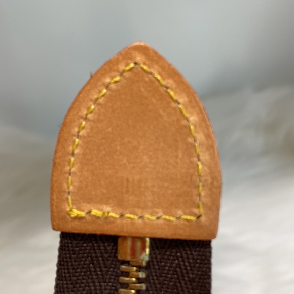 Louis Vuitton Monogram Toiletry Pouch 19 - Picture 4 of 9